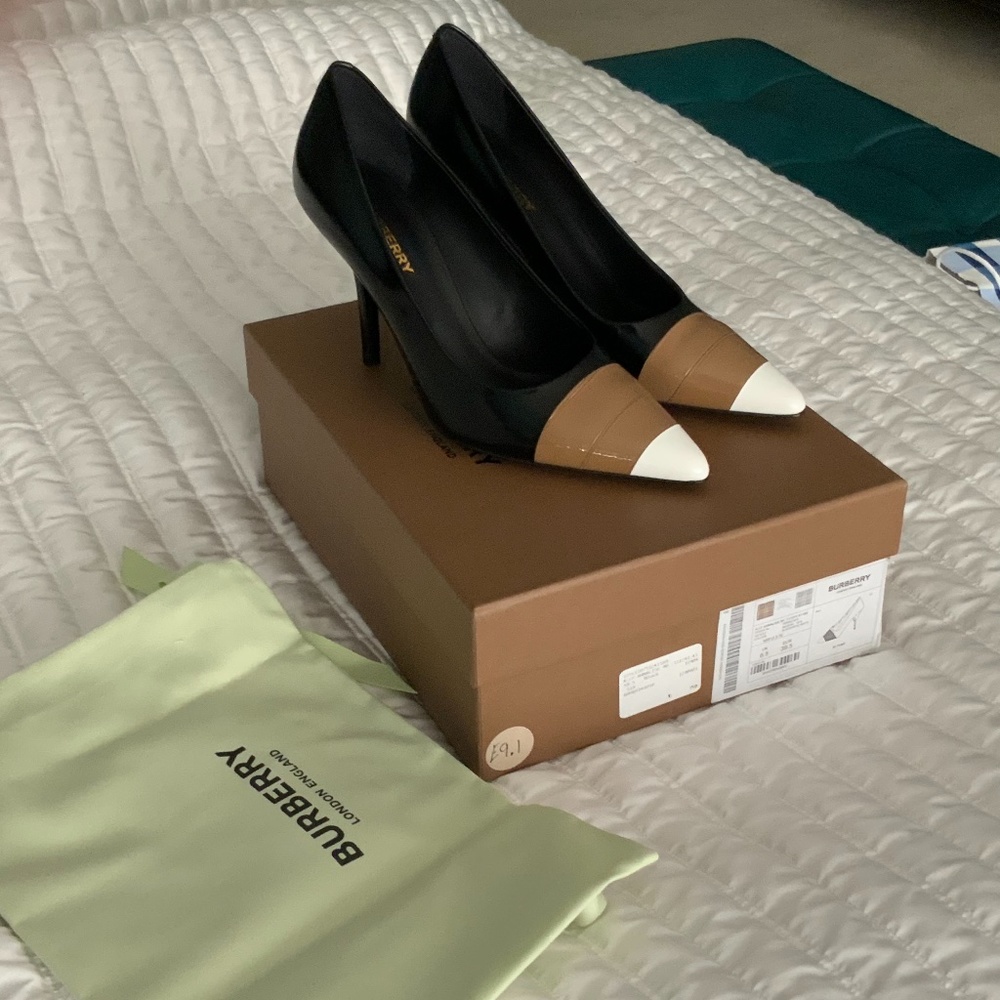 Burberry Annalise Size 9.5 New in Box